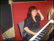 Claire Duguay compositrice et directrice musicale au clavier.