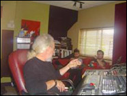 Charles Fairfield ing&eacute;nieur et r&eacute;alisateur en discussion avec les musiciens.